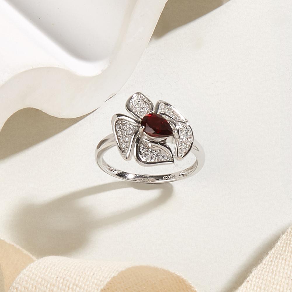 Wunderschönes Blumendesign Natürlicher Granat gepaart mit weißem Zirkon Damen Ring Ohrringe Schmuckset 925 Silber Jubiläumsgeschenk