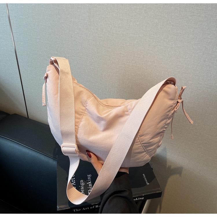 Trendy versatile lightweight handbag, simple casual messenger bag, fashionable and lightweight large-capacity nylon bag, women's bag