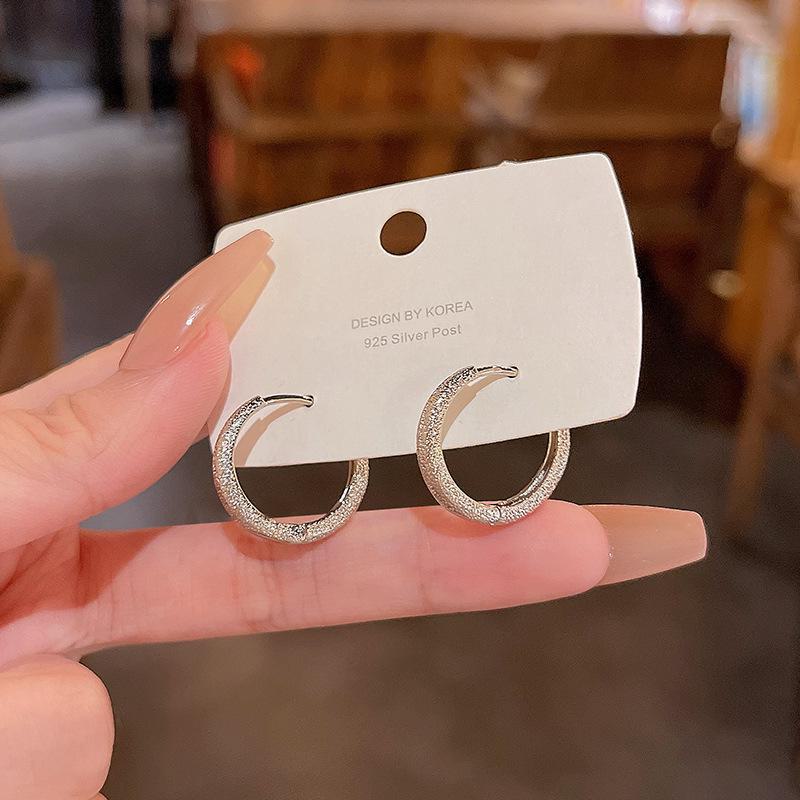 

Элегантные матовые серьги-кольца из корейского серебра 925 пробы - Трендовый и высококлассный дизайн для женщин E5243 серебряный