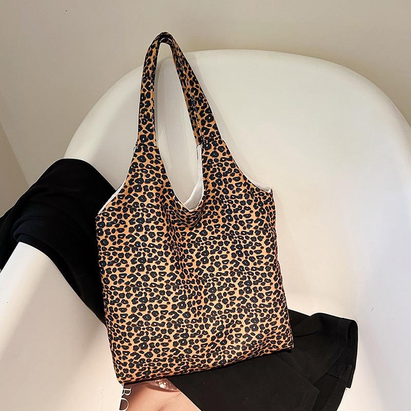 Stylish And Spacious Canvas Tote Bag For Women Perfect For Daily Use And Casual Outfits