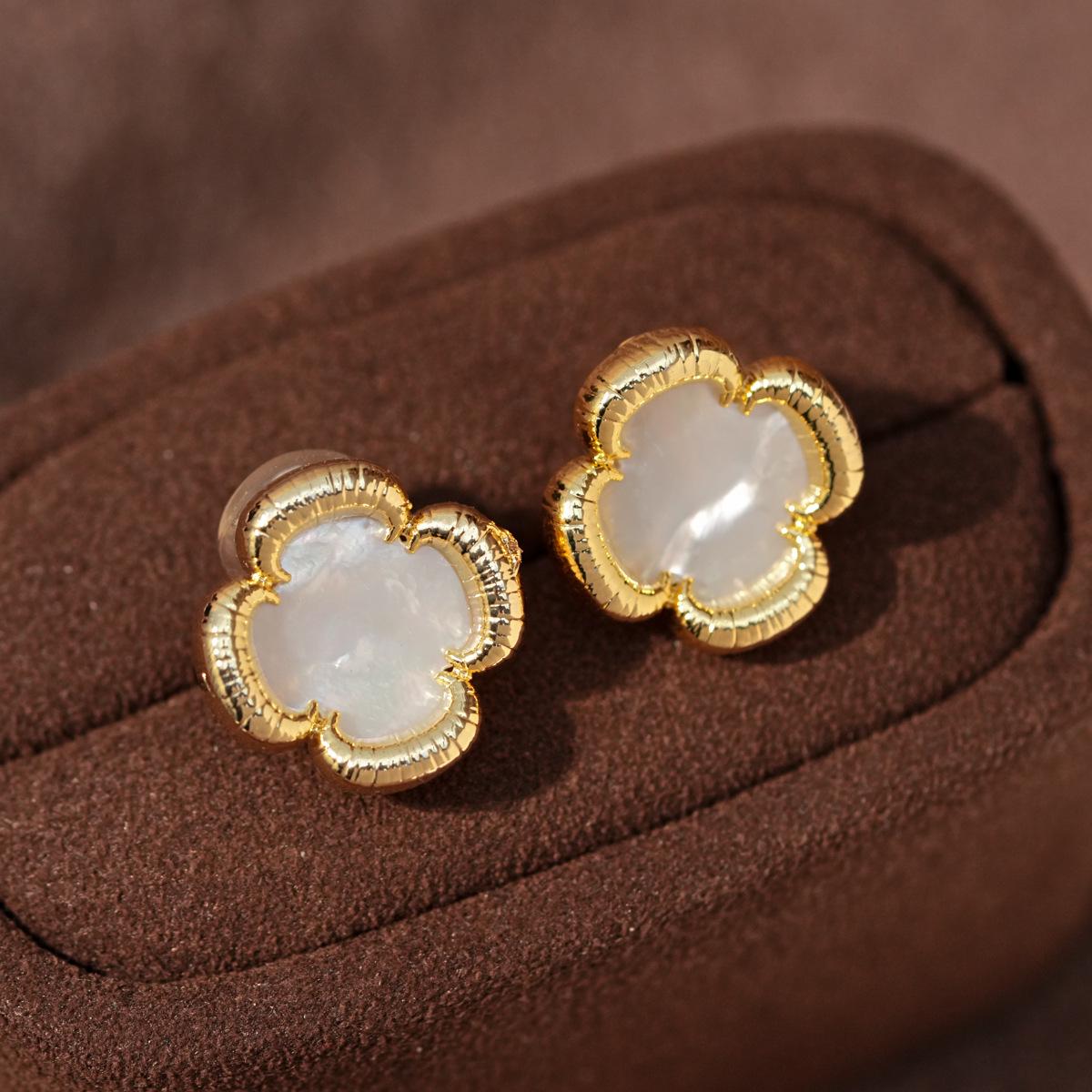 Позолоченные серьги-клипсы с цветком из перламутра - Элегантные и роскошные украшения