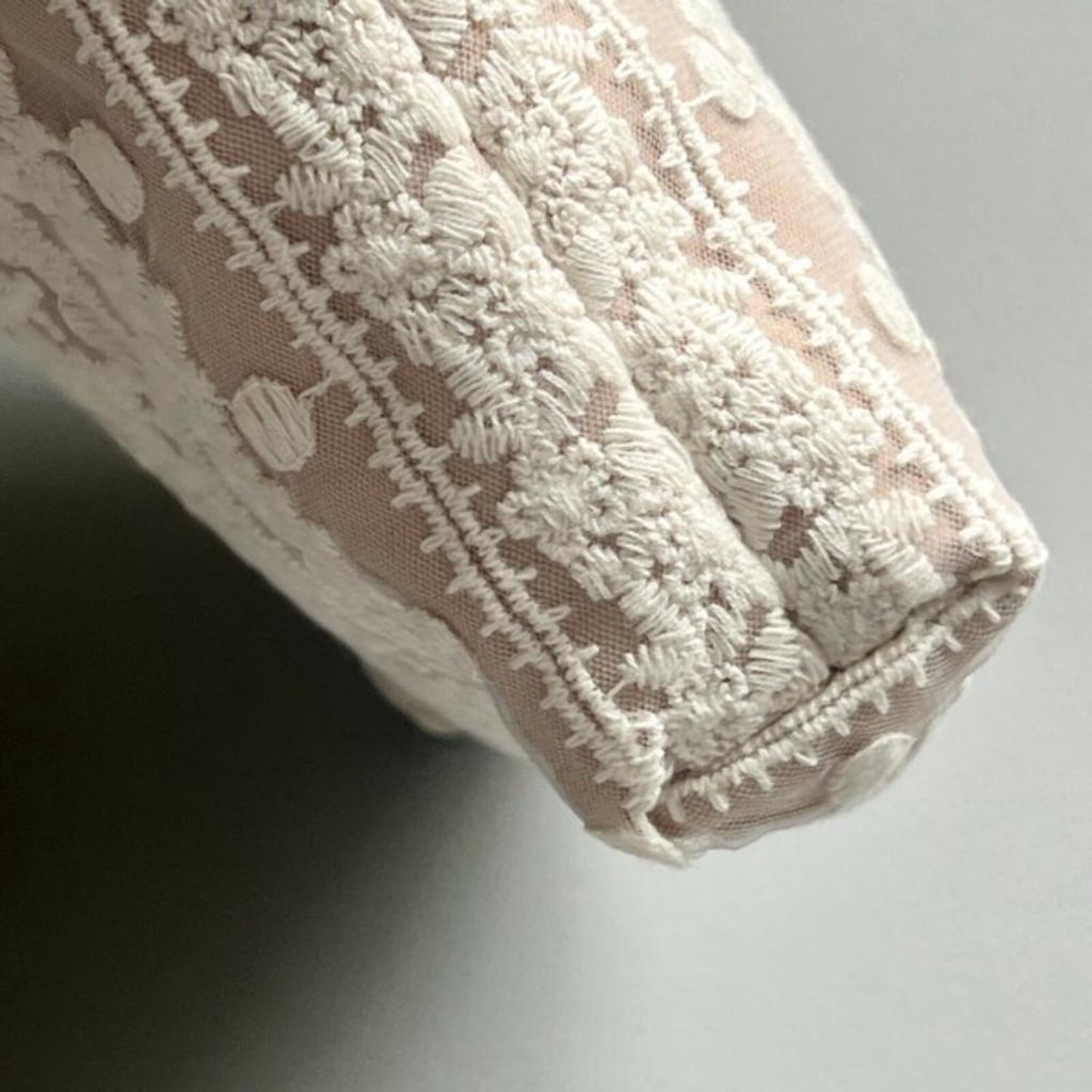 Vivienne 13 x 20 x 5 cm Clio Series Lace Embroidery Accessory Case WK2505A1 [Pouch Beige]