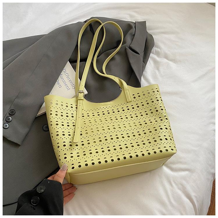 Large-capacity carved hollow tote bag women's bag 2025 new fashion texture shoulder bag women's commuter armpit bag