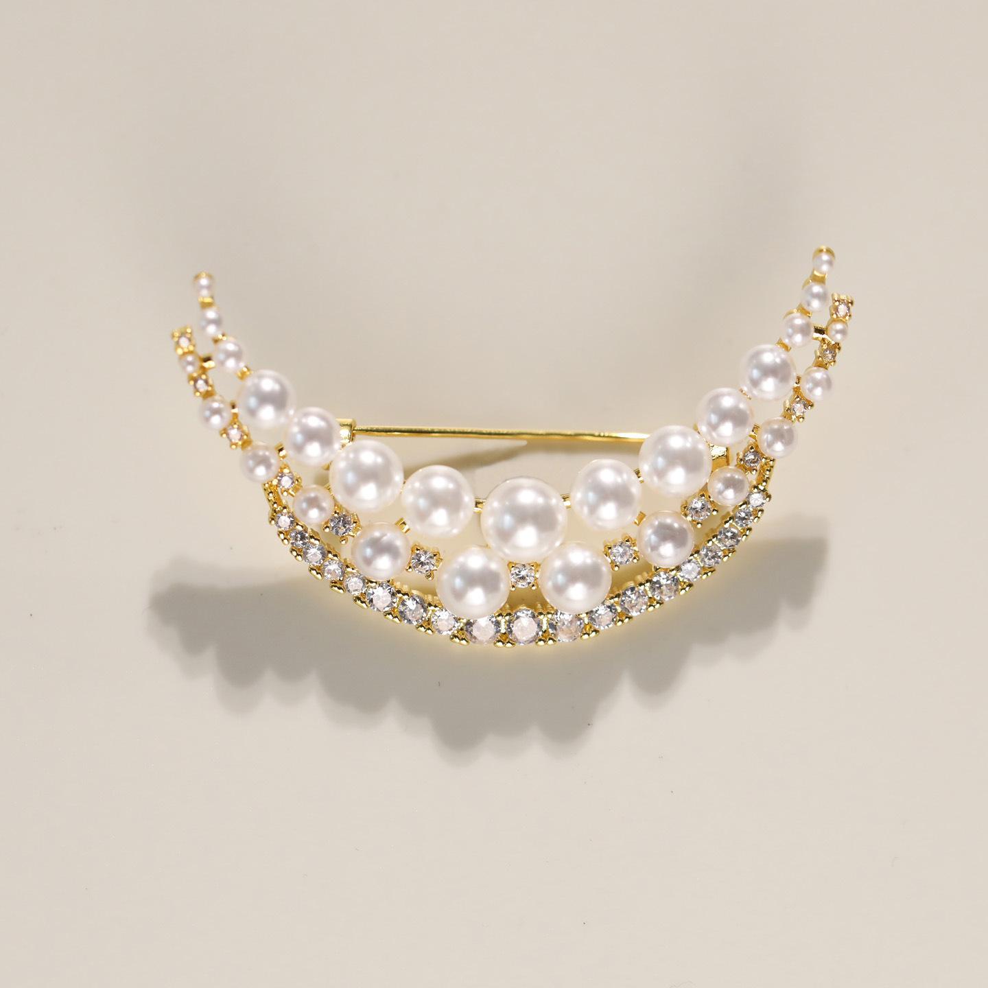 

High-end Luxurious Copper Zircon Gold-plated Exquisite Crescent Pearl Brooch Anniversary Accessory Corsage