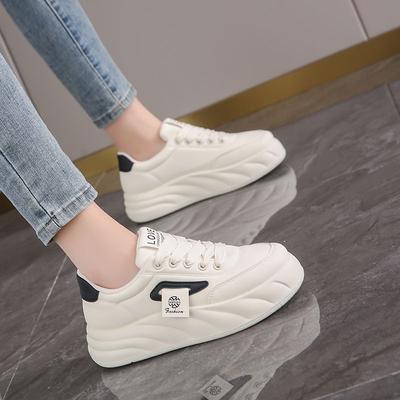 Printemps 2024 nouvelles petites chaussures blanches à semelle épaisse chaussures rehaussantes de niche chaussures de sport populaires pour enfants chaussures de skate polyvalentes chaussures tendance