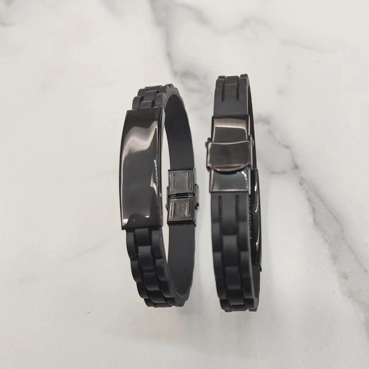 

Браслет для пары «Черный рыцарь» из титановой силиконовой стали с гравировкой