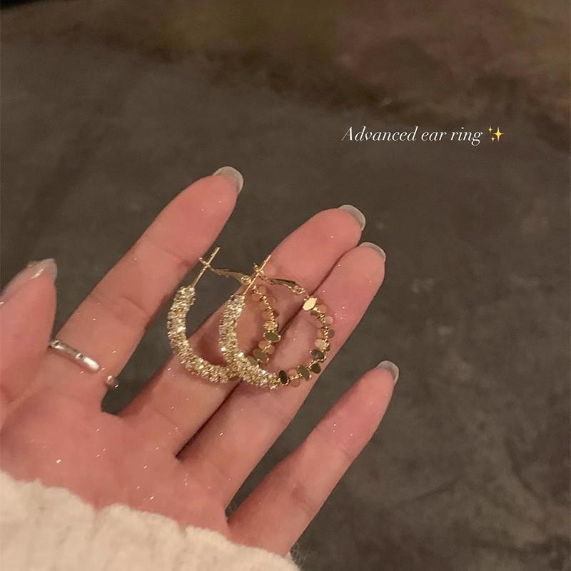 Elegante hochwertige Zirkonia-Ohrringe mit 925er Silberstiften - Damen-Leichtluxusschmuck für Frühling und Sommer