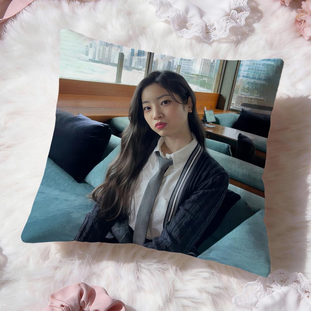 Korejská zpěvačka KKim D-DaHyunS Prémiový povlak na polštář Comfort Reversible Pillow Cove - Design Dva v jednom pro jakoukoli místnost a interiér auta