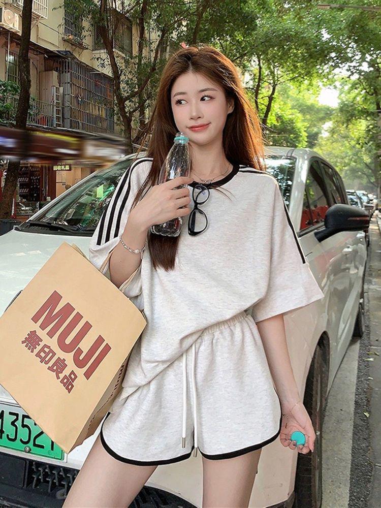 Damen Koreanischer Stil Schlankmachende Sportbekleidung: Rundhalsausschnitt, Kurze Ärmel, Lockere Passform, Sommerliches Freizeit-Zweiteiler-Set mit Shorts