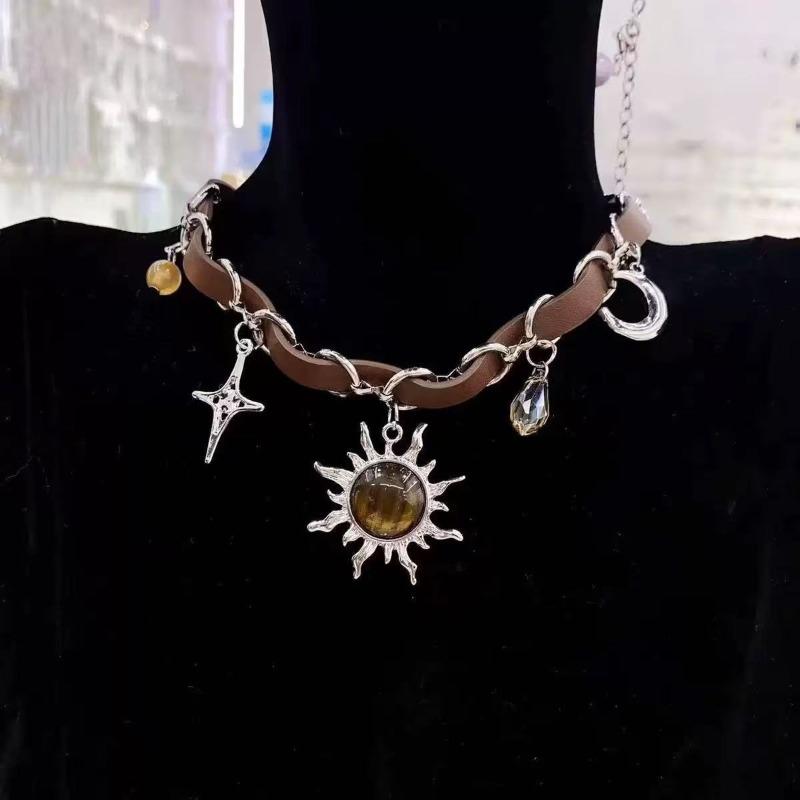 Cold wind autumn and winter versatile necklace women's high-end metal sweater chain niche versatile sweater chain accessories