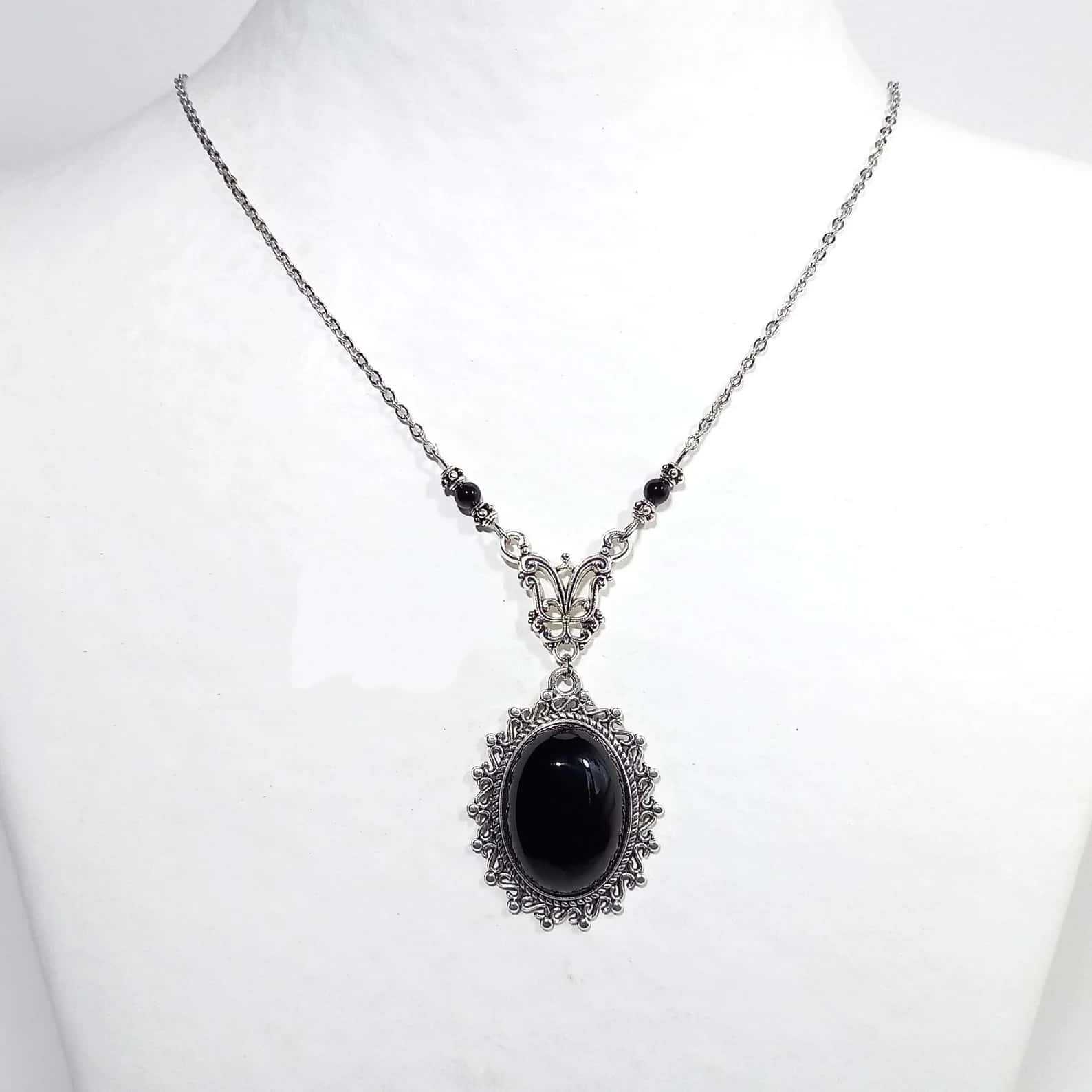 

Romantic Victorian Sliver Color Lacework Oval Natural Black Agate Pendant Necklace for Women Men Gothic Halloween Witch Jewelry