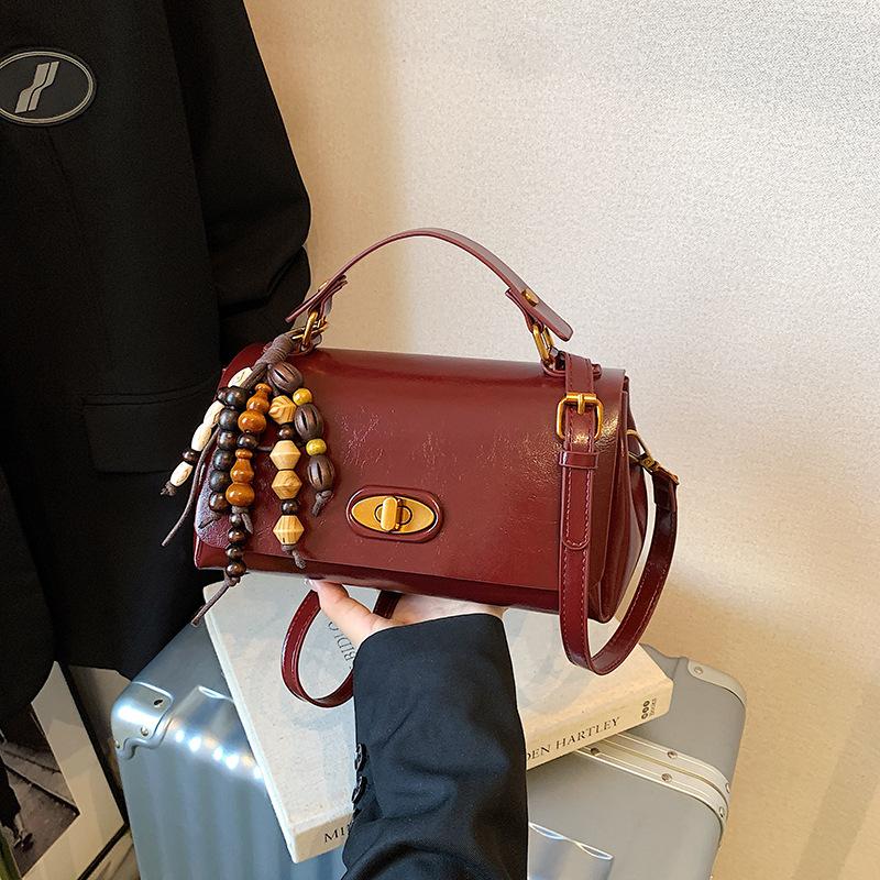 

New niche design retro small square bag fashionable and simple shoulder bag trendy lock messenger bag handbag bag female no pendant красный