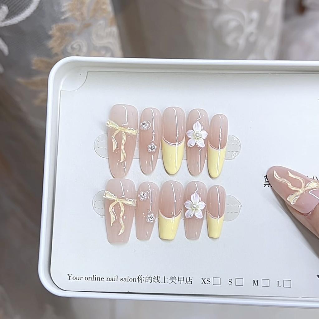 Reine Handgefertigte Rüstungs Käsecreme Gelb Dreidimensionales Relief Schmetterling Katzenauge Tragen Nagelkunst Patch