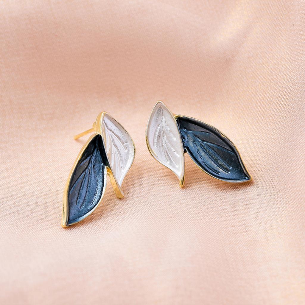 Minimalist Silver Needle Leaf Earrings for Women Simple Fashion Design Stud Earrings Nature Inspired Jewelry with Unique Artistic Details