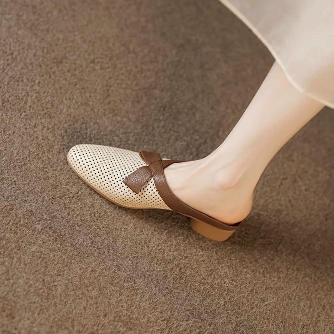 

Французские полутапочки с полым носком, женские, новинка 2025 года, мягкие кожаные сандалии с острым носком, большого размера, на низком каблуке, женские туфли Muller 35