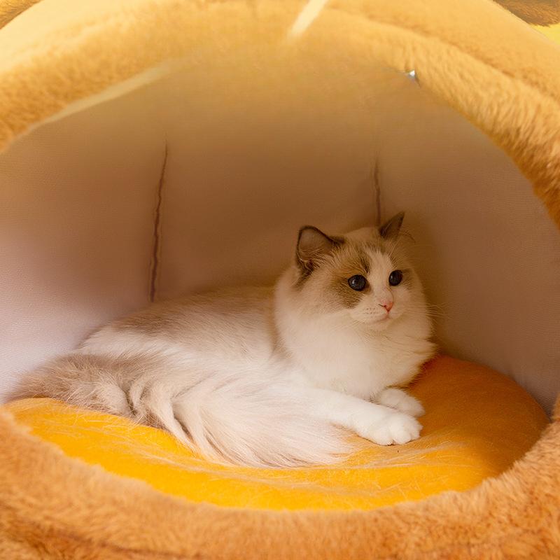 Nowe gniazdo dla kota, śliczny kształt jurty, jesień i zima, dorosły kot, śpiący, ciepły koci legowisko, buda dla zwierząt