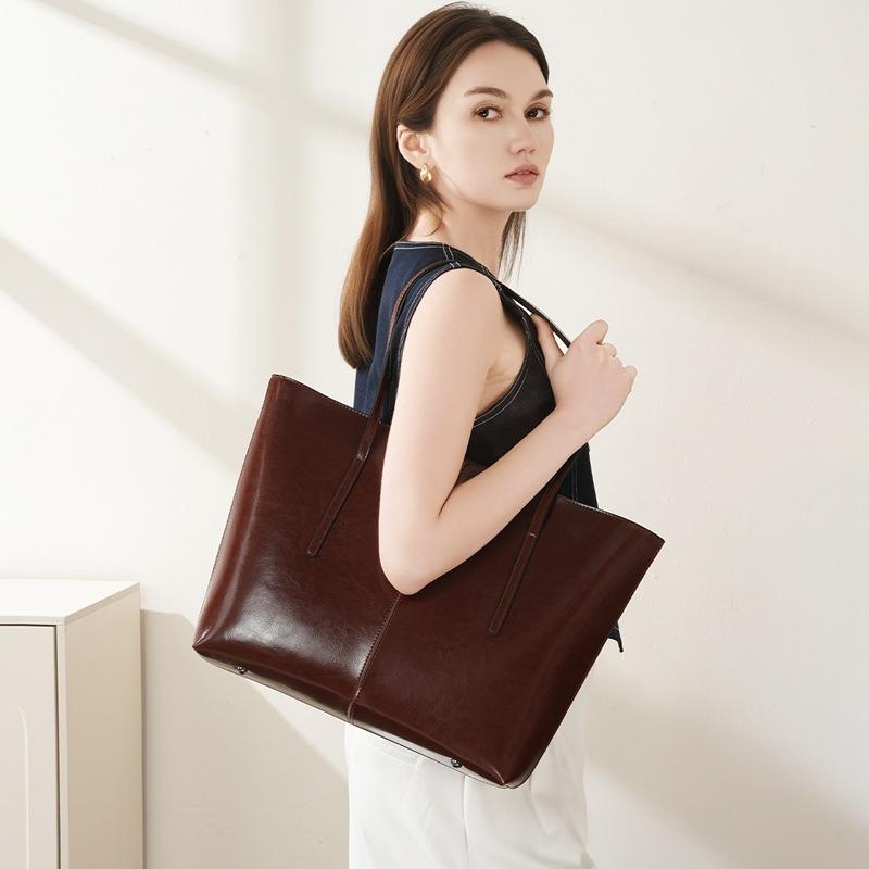 Large capacity leather tote bag, new versatile portable underarm bag, women's bag, niche shoulder bag.