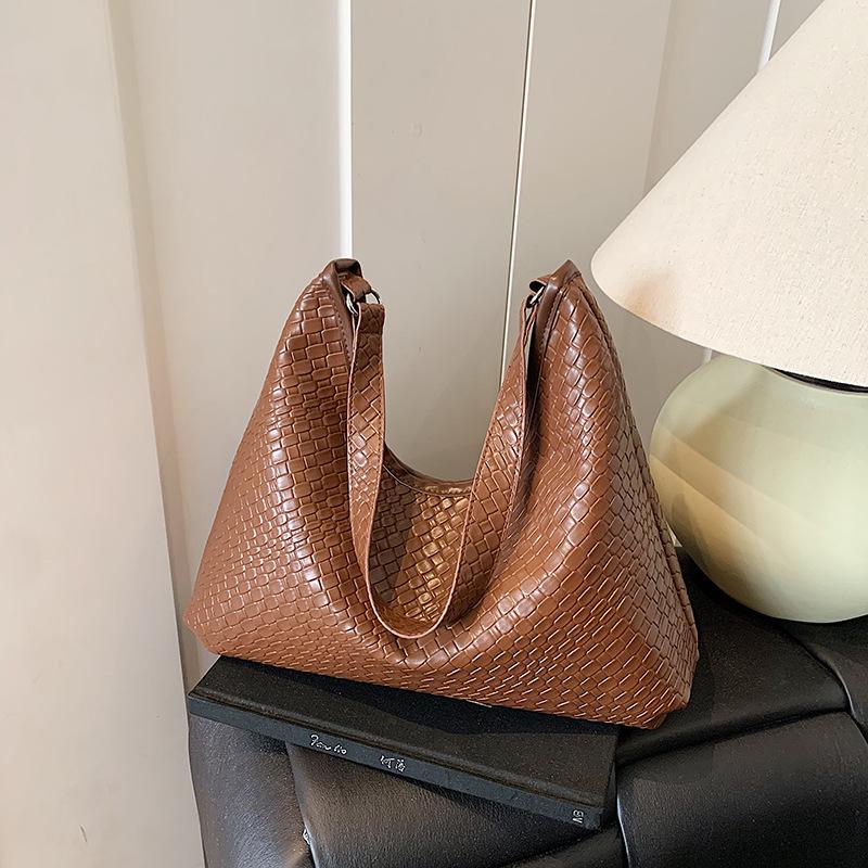 Woven Simple Bucket Bag, New Fashionable Large-capacity Shoulder Bag, Niche Personalized Underarm Bag
