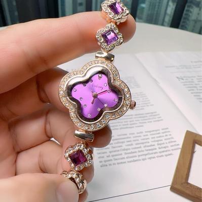 Elegant dameshorloge met kwartsuurwerk, bezet met strasssteentjes en een klavertje vier-design