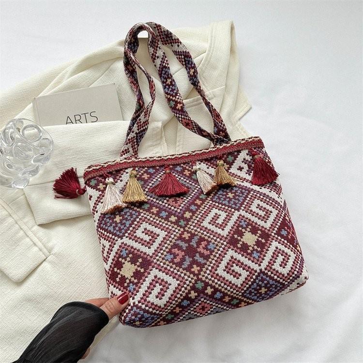 

Модная сумка-тоут большой вместимости для женщин 2023 Стильный этнический дизайн с кисточками бордовый