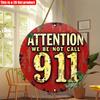 2D Flat 20*20cm1pc Attention We Be Not Call 911 Yellow Text Pendant, Red Vintage Style Rural Wall Art Plaque, Simple Wall Decoration Logo, Suitable