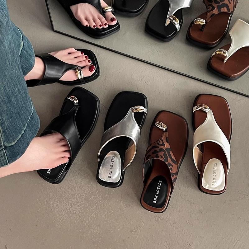 Women's Sandals Fashion Metal Decoration Clip Toe Slippers Square Toe Design Women Gladiator Sandals Outdoor Casual Beach Slides