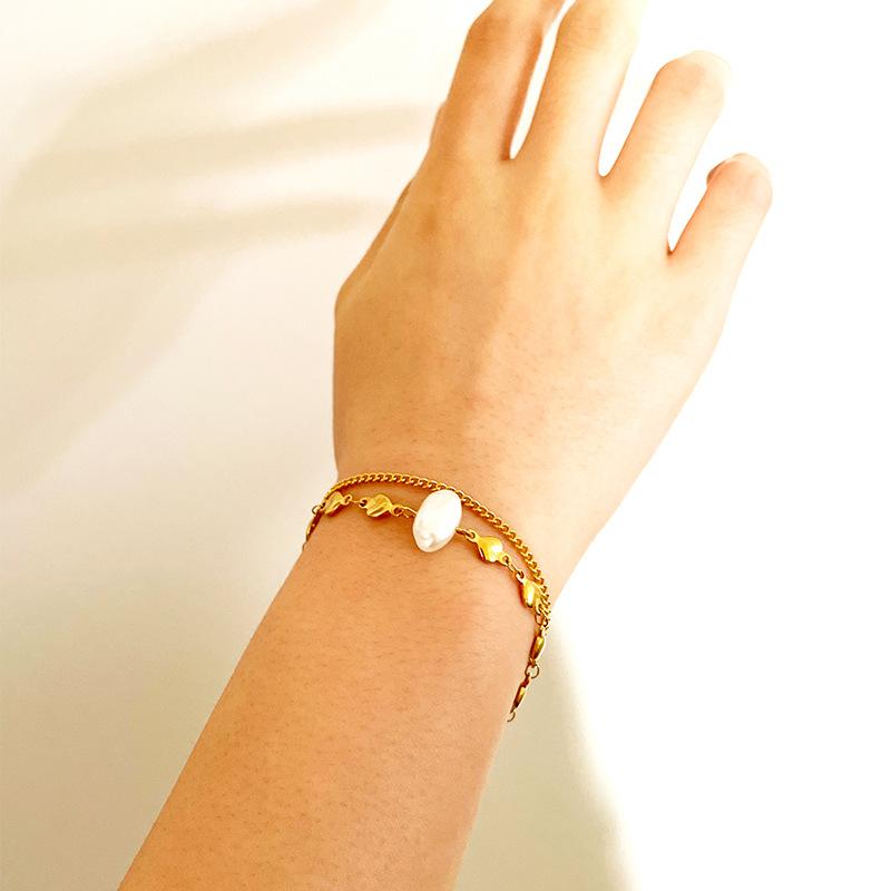 

Модный легкий роскошный оригинальный дизайн, титановая сталь, покрытая 18-каратным золотом, двухслойный браслет с жемчужным элементом для женщин, мода
