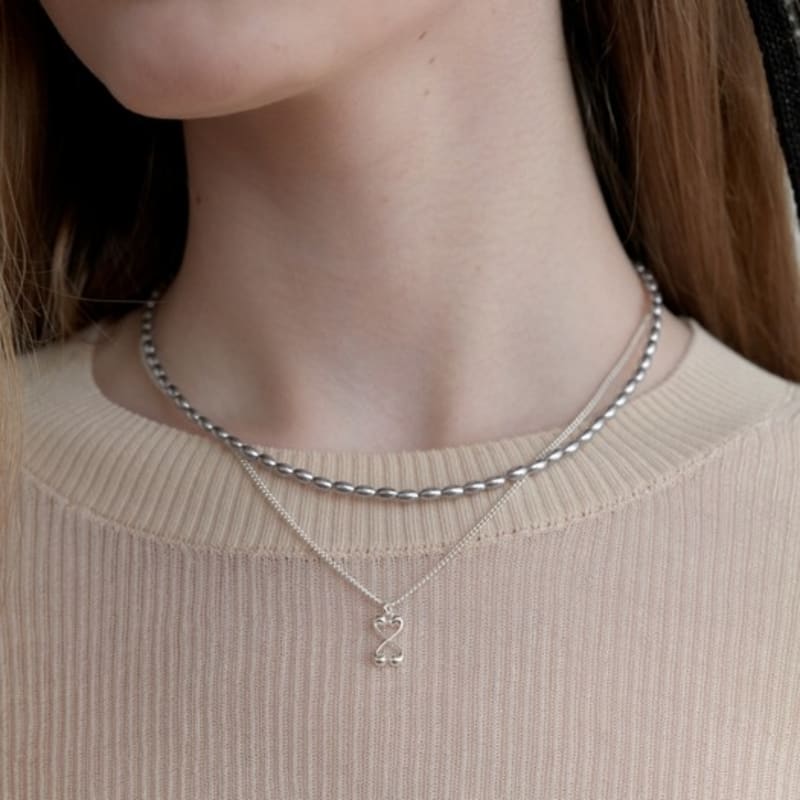 LOVE ME MONSTER Elegant Grå Pärlhalsband (L251MNK020)