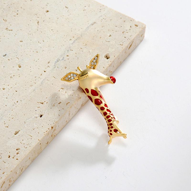 Adorable Japanese Giraffe Brooch: Trendy Lapel Pin for Sweaters and Suits