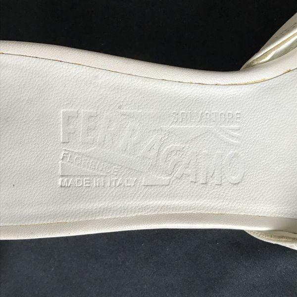 Salvatore Ferragamo Mules Sandalen mit offener Zehenpartie Größe 5D 22.0-22.5 Weiße Schuhe Mules(GEBRAUCHT)