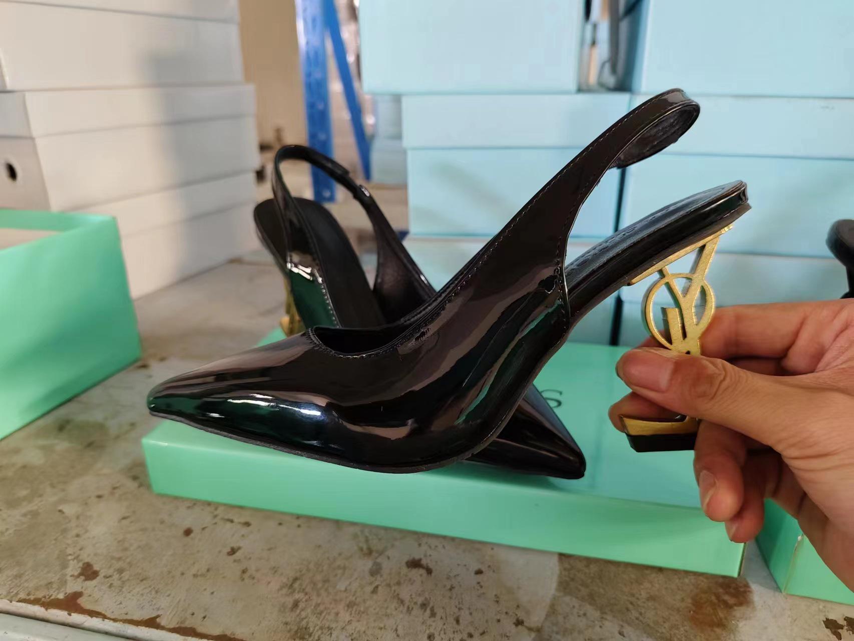 

Женские туфли весна/осень 2025 года из черной лакированной кожи с острым носком и металлическим каблуком 35 золотой