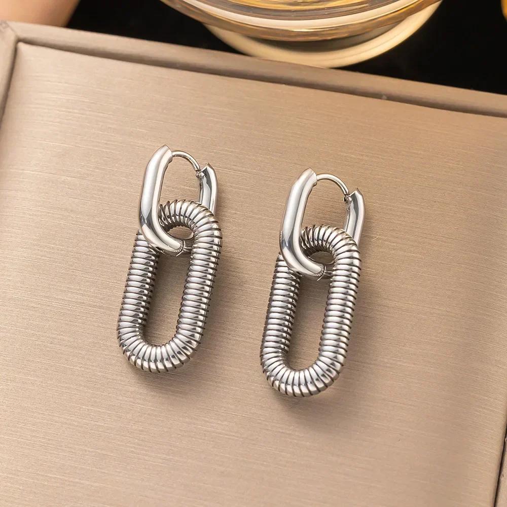 Goldfarbene Hängeohrringe mit glänzendem Zirkon-Dekor Elegantes minimalistisches Doppelschleifen-Design Creolen Schmuck Geschenk für Frauen