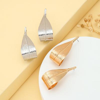 Boucles d'oreilles individuelles à vent froid niche Boucles d'oreilles à texture métallique feuille enroulée Boucles d'oreilles premium de luxe léger Boucles d'oreilles Boucles d'oreilles Boucles d'oreilles