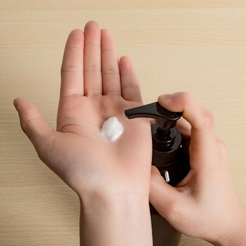 Bernsteinfarbene Plastik Leere Quetschflasche mit Schwarzem Lotionspender Probenbehälter