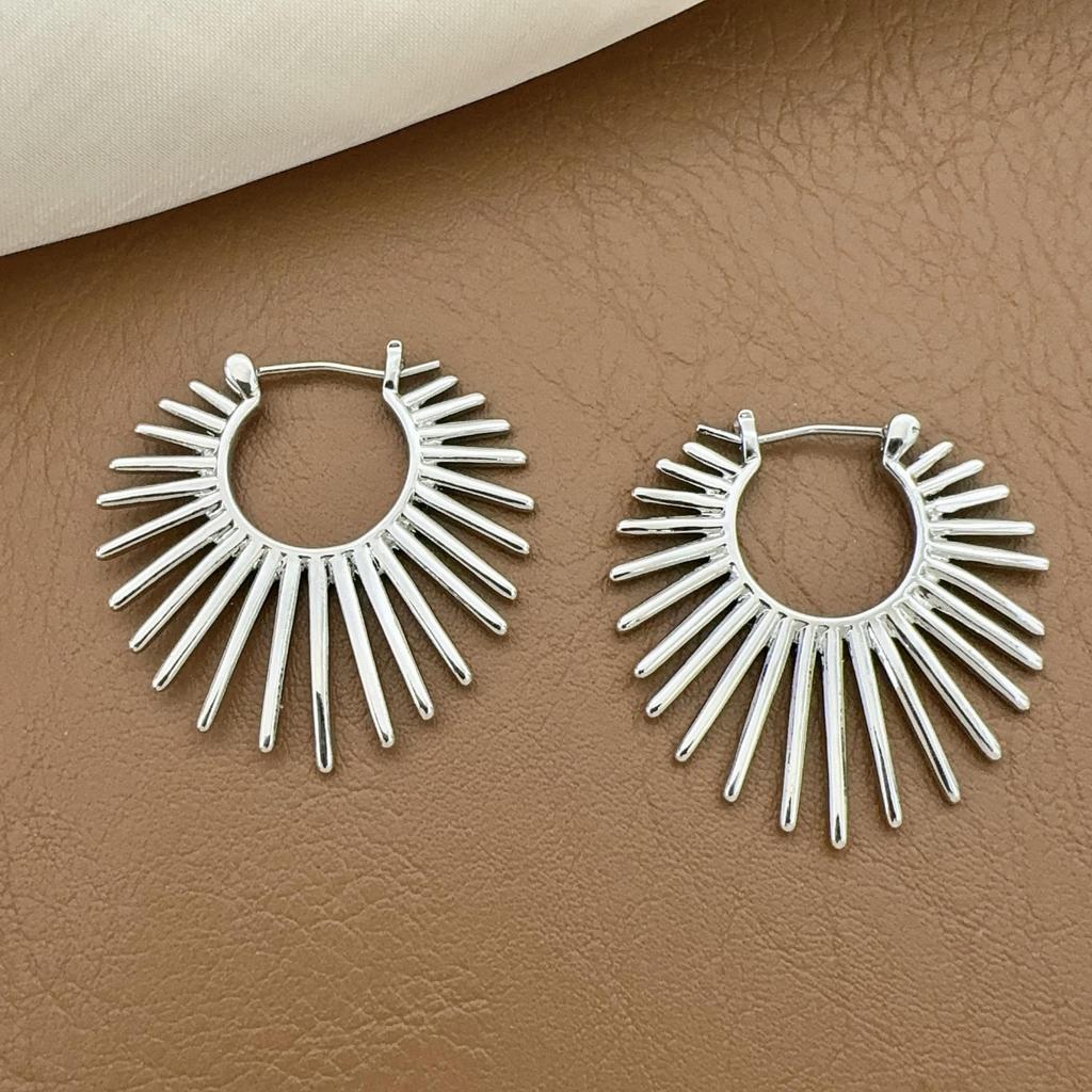 New Sunflower Metal Ear Cuffs: Women's Fashion Luxury Niche Design, Stylish and Versatile Earrings.