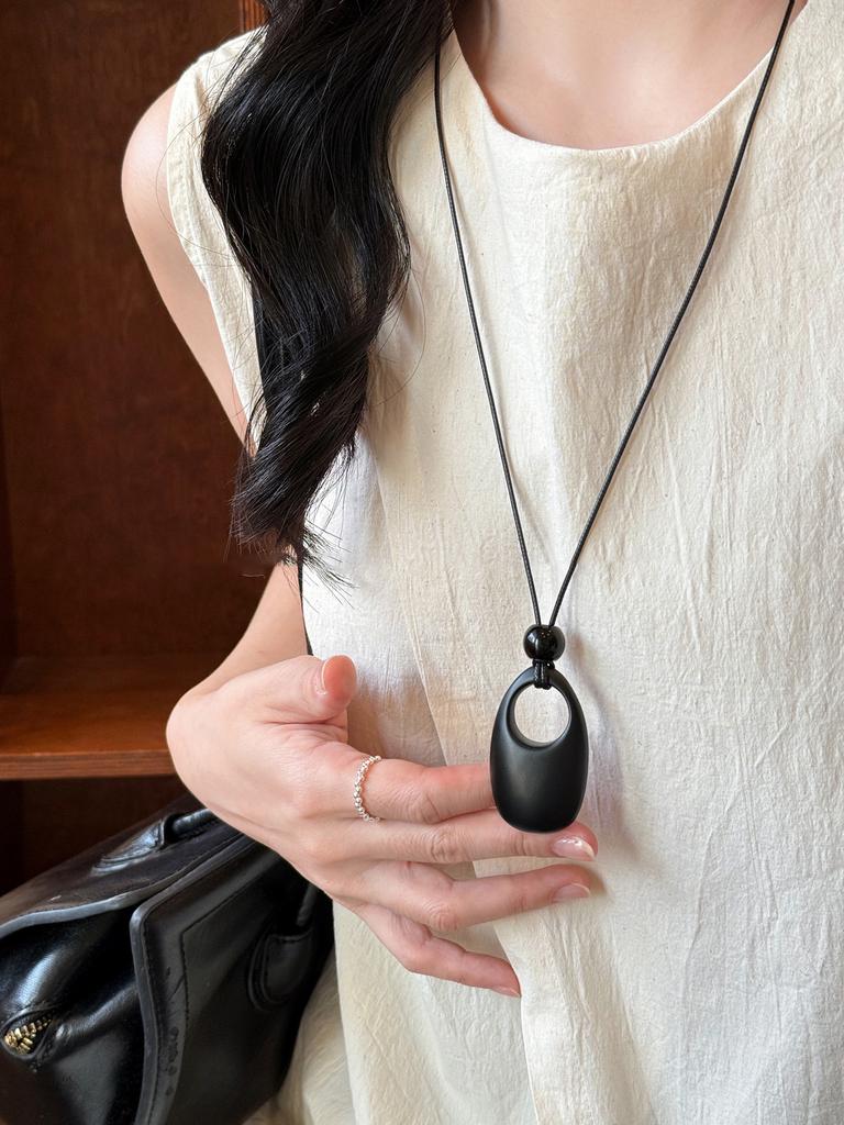 Wood chips irregular round square pendant necklace retro ethnic style collarbone chain design sense sweater chain women