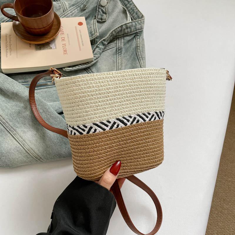 Women Summer Striped Straw Crossbody Bag Lightweight Woven Shoulder Bag for Beach and Holiday Events