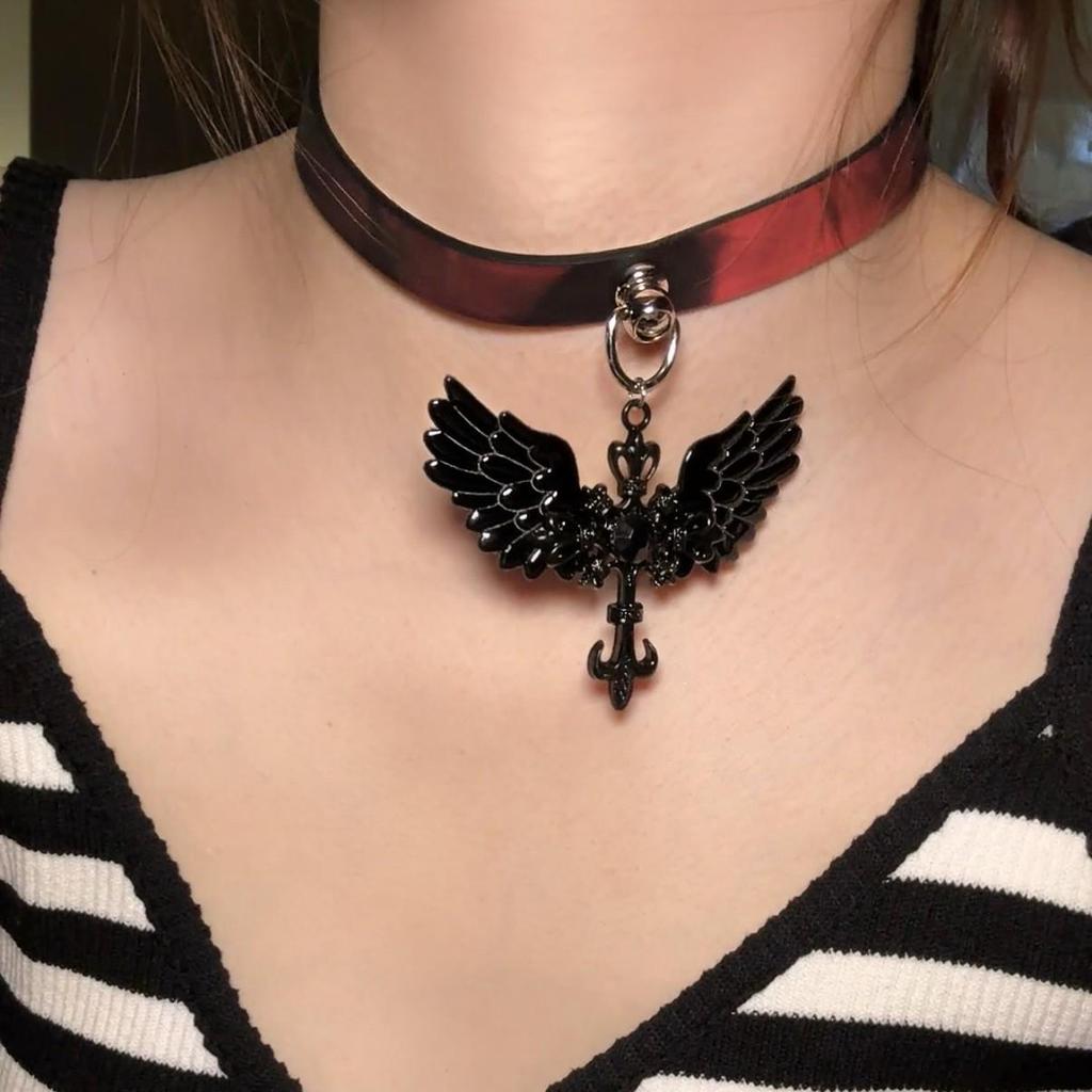 Chique Pittige Meisje Leren Bel Choker Ketting – Uniek Minderheidsontwerp