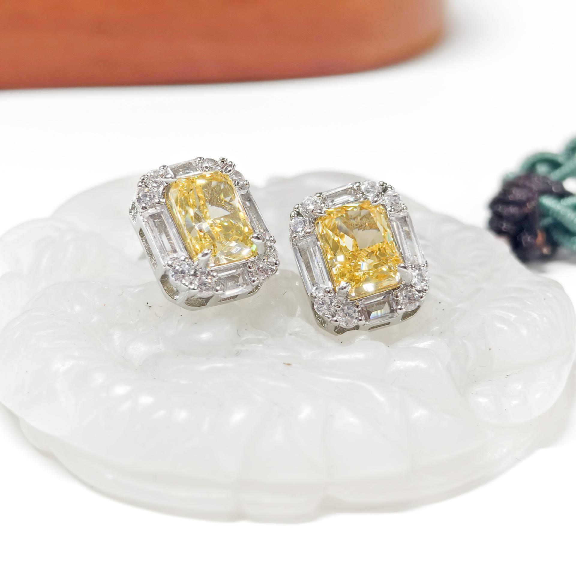 Gesi En High-End Original Design Colored Diamond Stud Earrings
