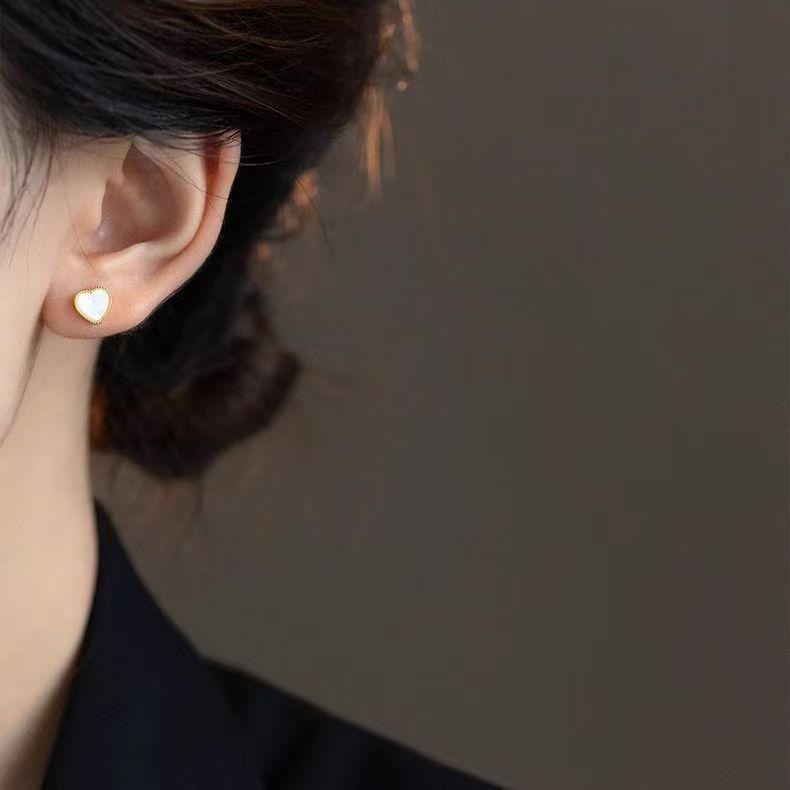 Boucles d'oreilles cœur minimalistes 2024: Style Tendance, Haut de Gamme avec une Élégance Unique et Polyvalente.