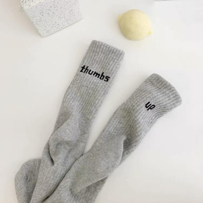 Geschenkbox Socken zum Jahr des Pferdes, Festliche große rote Neujahrssocken, Vier Paar süße Wollsocken als Geschenke