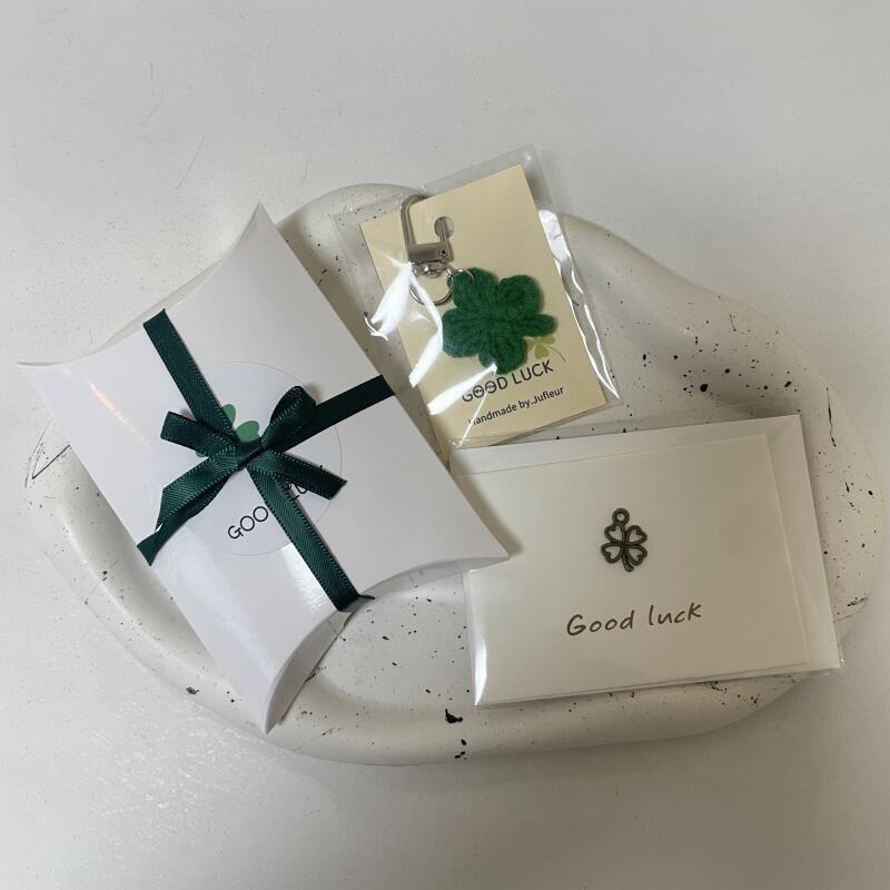 Набор для упаковки подарков Счастливый четырехлистник Вязаный брелок Тест green