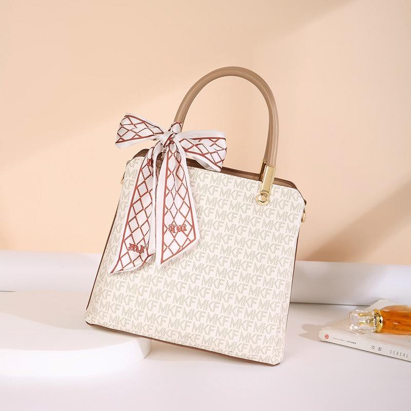 New women's bags are trendy, small, fresh and wide shoulder straps, messenger bags, fashionable portable shoulder tote bags.
