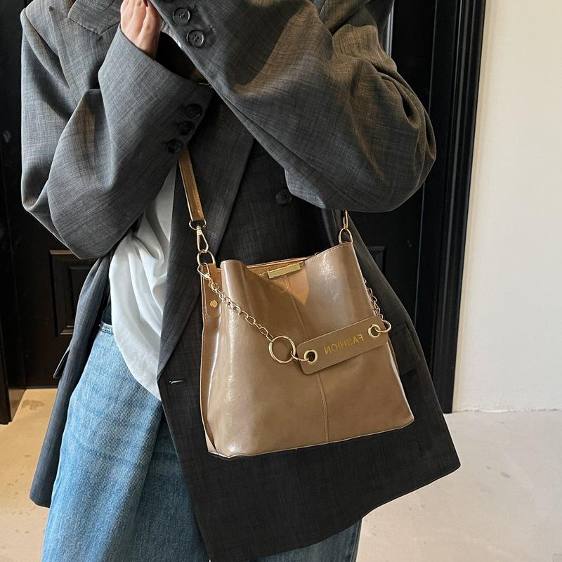 New Retro Bucket Bag Fashionable Foreign Texture Small Bag Women's 2025 Spring Niche Design Commuter Messenger Bag