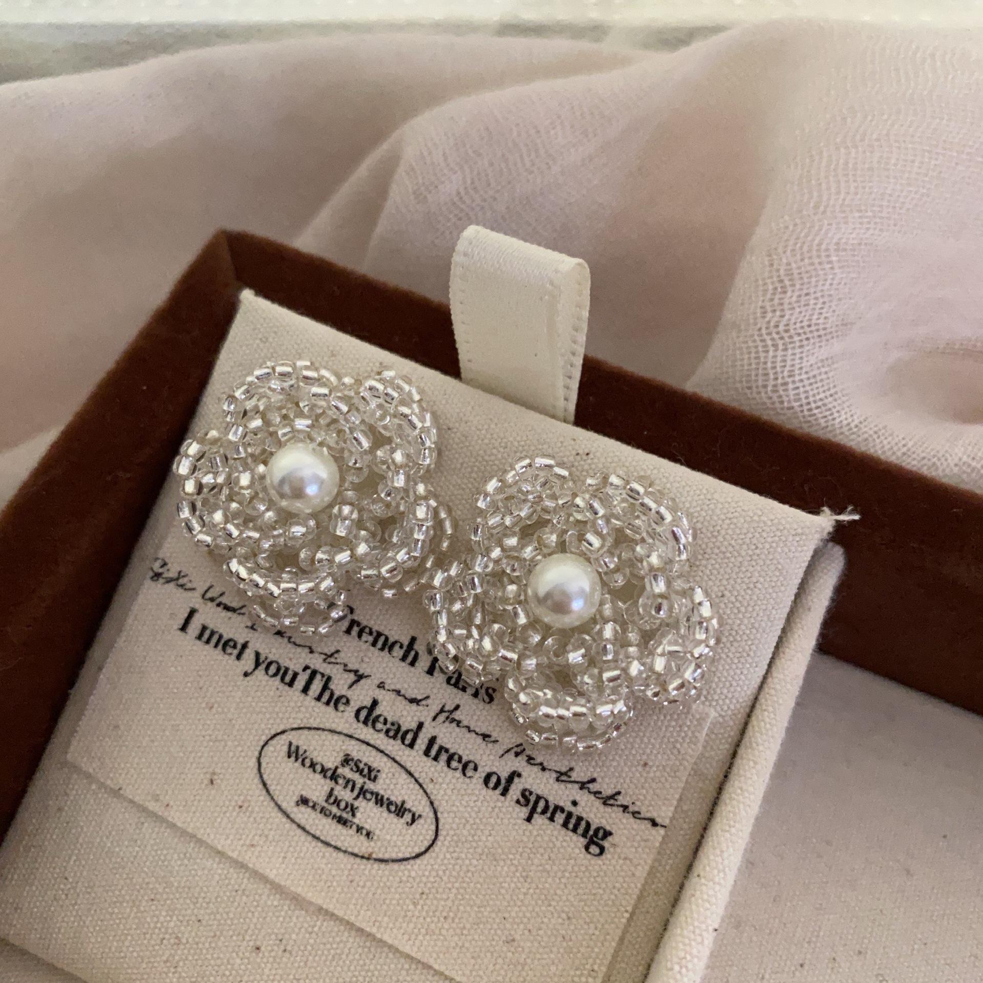 

Small fresh and sweet pearl flower earrings temperament women spring and summer exaggerated solid color rice beads versatile pearl stud earrings women