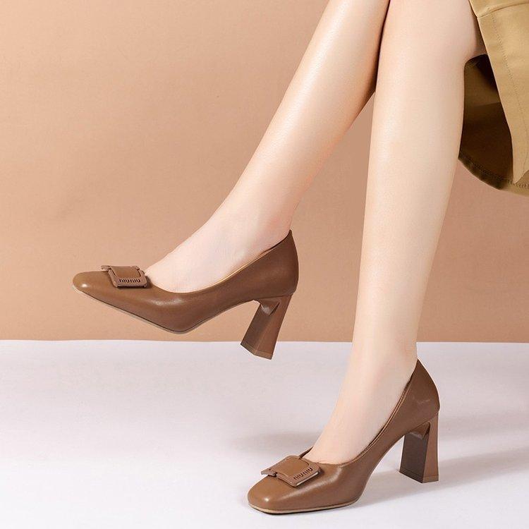 

Туфли на массивном каблуке с квадратным носком во французском стиле. Новые коричневые туфли-лодочки из лакированной кожи. Туфли с низким вырезом и квадратной пряжкой. 38 коричневый