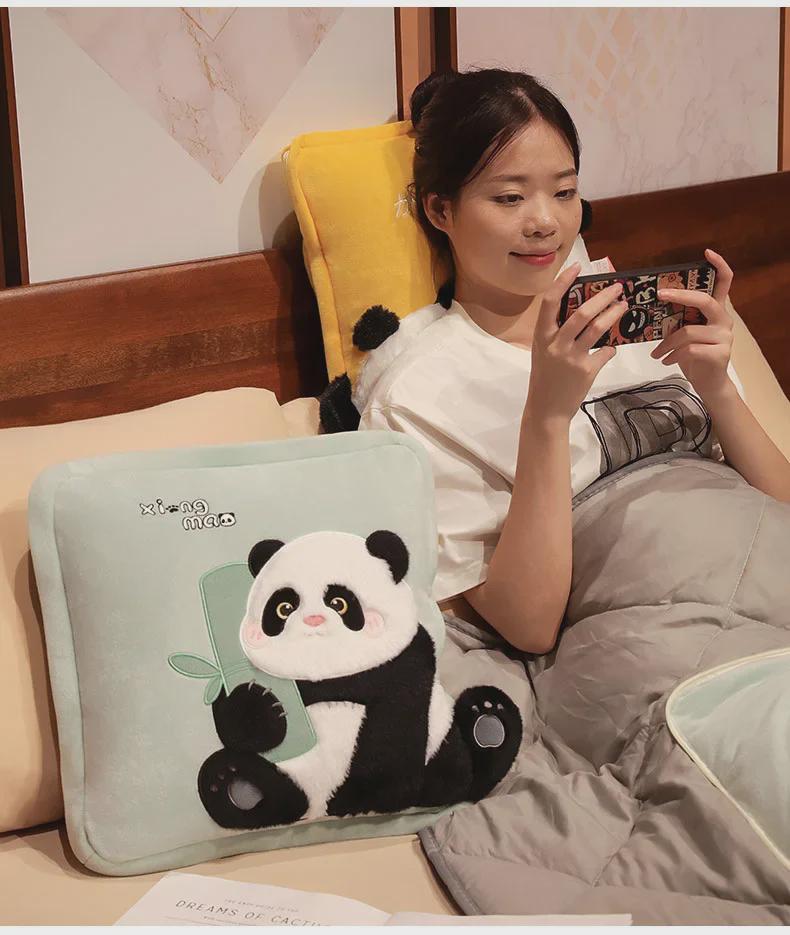 Polštářek/přikrývka 2 v 1 s kreslenou pandou: Kancelář, Auto a Domov
