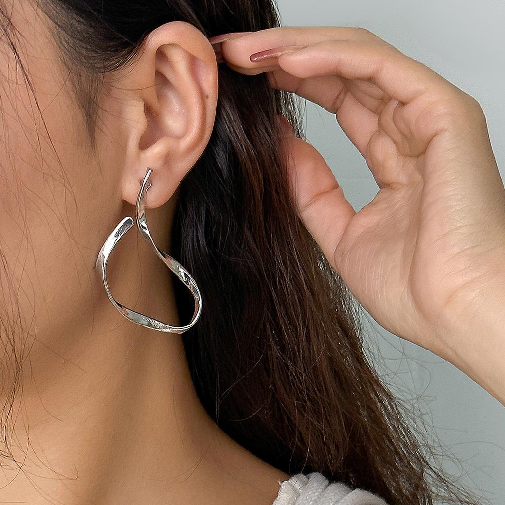 Design Sense Irregular Twisted Earrings Earrings Women'S Geometry Cold Wind Metal Liquid Stud Earrings