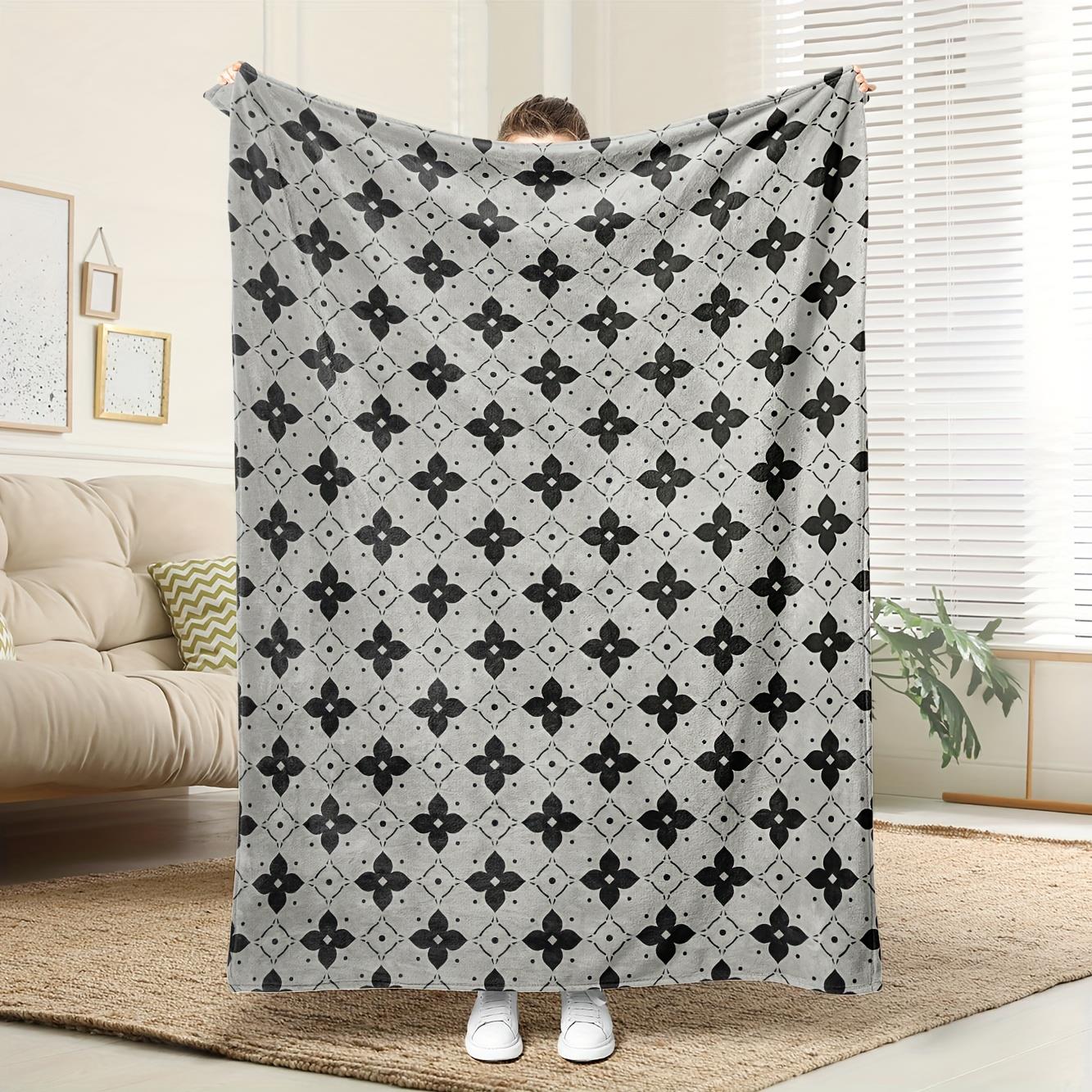 

1pc Black and white patterned blanket polyester fabric machine washable perfect for relaxing indoor moments 75x100cm