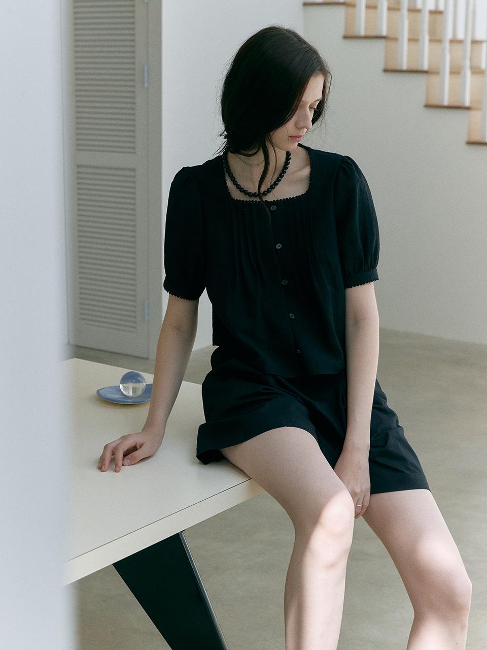 Mout Trimmed Pintuck Blouse (Mout Black) Moat Black/Free